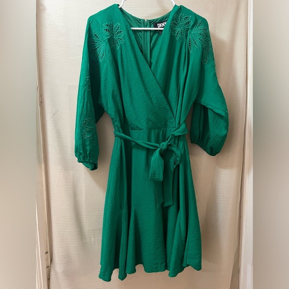 DKNY Green Long Sleeve Dress Size 4 Tie Waist Wrap Top Floral Detail Mini - Picture 1 of 9